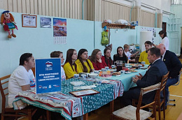 В ходе рабочей поездки глава Октябрьского района Сергей Заплатин посетил волонтерский штаб в Перегребном